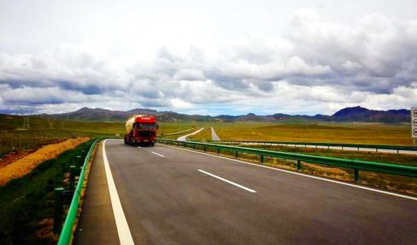 柏克模块化ups电源为青藏高原冻土区首条高速——共玉高速保驾护航