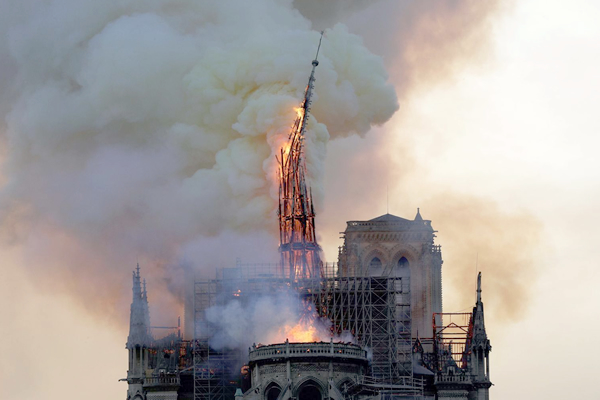 2019年4月15日 巴黎圣母院火灾塔尖倒塌