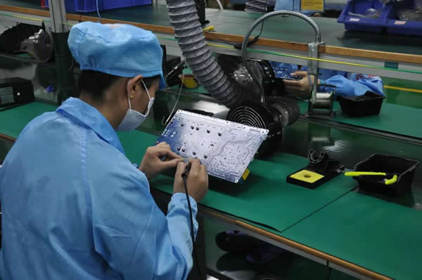 航天柏克的工人在生产中