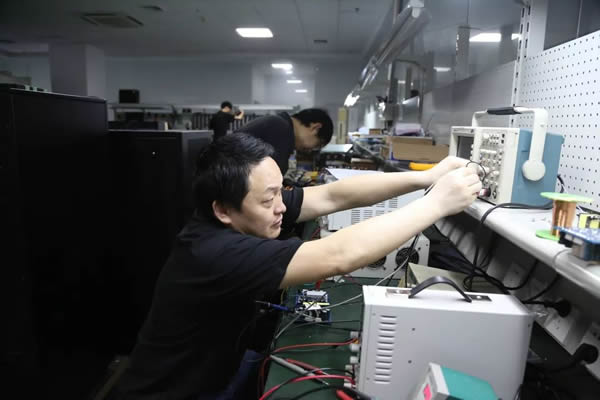 柏克技术总监潘世高正在进行技术调试