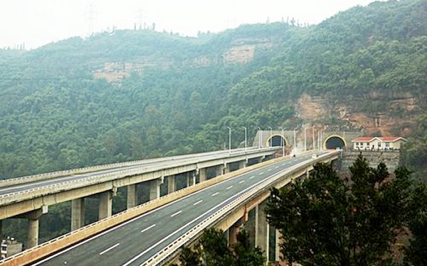 图：纳黔高速公路隧道